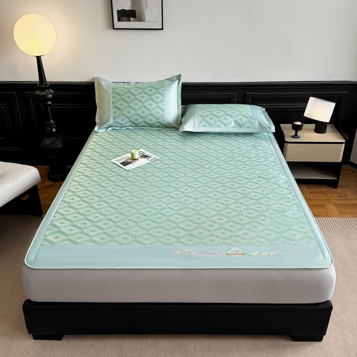 91家纺网 家纺一手货源 找家纺 鑫琪莱家纺 2025新款冰柔凉感丝凉席席子三件套 摩登立方-绿-床笠款