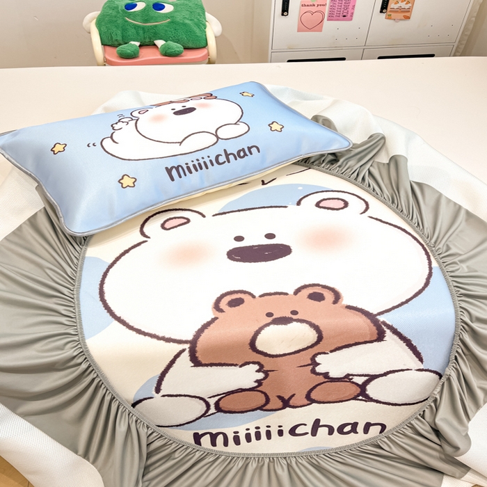 91家纺网 家纺一手货源 找家纺 暮思家居 2025新款正版miiiiichan可爱卡通大版数码印花A类1200D冰丝凉席三件套平铺床笠 波点熊