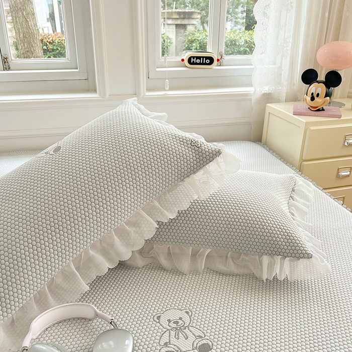 91家纺网 家纺一手货源 找家纺 梦舒羽 2025春夏新款冰豆豆花边单人单枕套枕套单件 冰豆豆-小熊灰