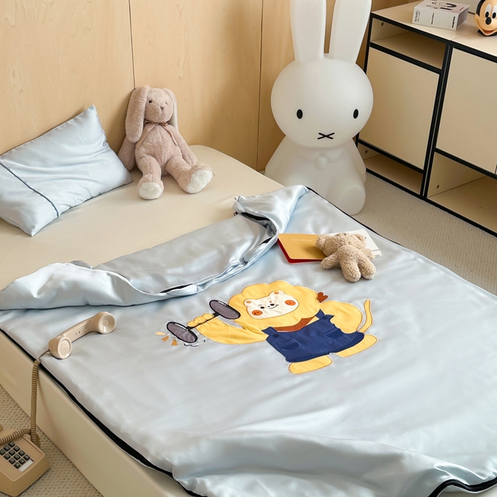 91家纺网 家纺一手货源 找家纺 喜多兔儿童家纺 2025新款60S兰精天丝睡袋防踢被 灰蓝色运动小狮子