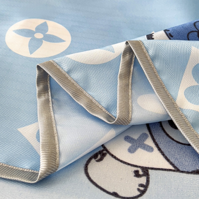 91家纺网 家纺一手货源 找家纺 纽缦家纺 2025新款印花冰丝防滑床单 软萌熊宝蓝