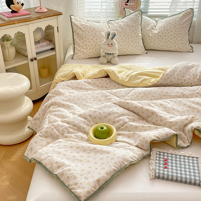 91家纺网 家纺一手货源 找家纺 优承佳生活馆 2025新款云感双层纱浪漫小花边抗菌夏被子被芯 田园牧歌