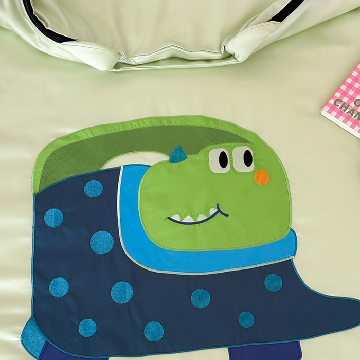 91家纺网 家纺一手货源 找家纺 喜多兔儿童家纺 2025新款60S兰精天丝睡袋防踢被 绿色萌萌恐龙