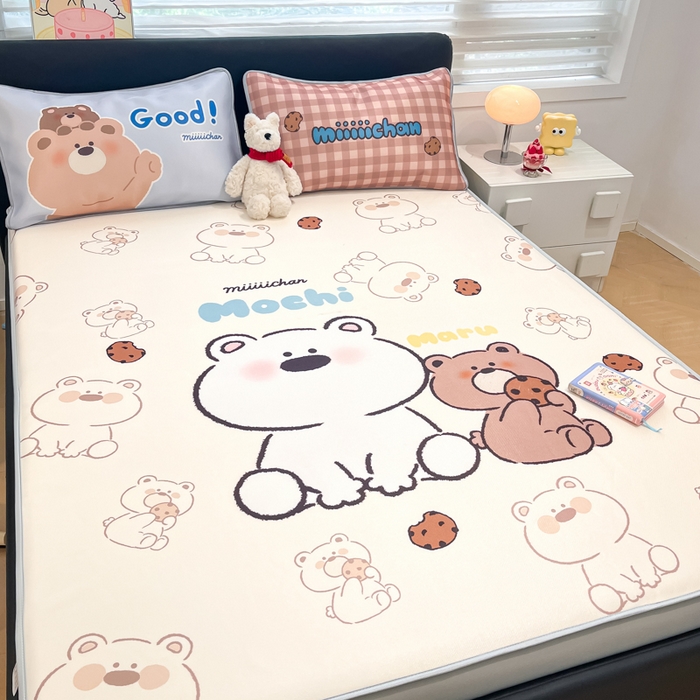 91家纺网 家纺一手货源 找家纺 暮思家居 2025新款正版miiiiichan可爱卡通大版数码印花A类1200D冰丝凉席三件套平铺床笠 贪吃熊