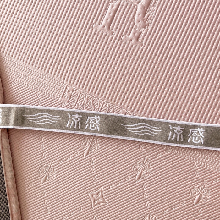 91家纺网 家纺一手货源 找家纺 鑫琪莱  2025新款5D立体雕花凉感豆豆冰丝床裙三件套 床裙H款-粉