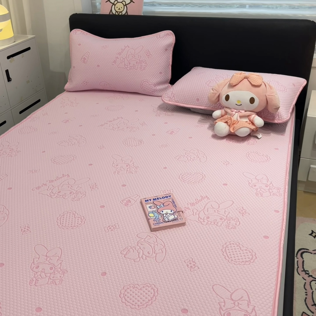 91家纺网 家纺一手货源 找家纺 2025新款三丽鸥正版授权A类提花冰豆豆凉席平铺款床笠款系列_1409 冰豆豆-美乐蒂-粉