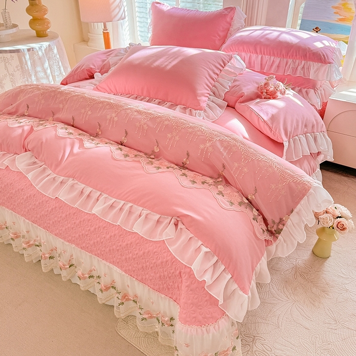 91家纺网 家纺一手货源 找家纺 大麦家纺2025新款年新款亲肤花边款床盖四件套  甜心小姐-樱花粉