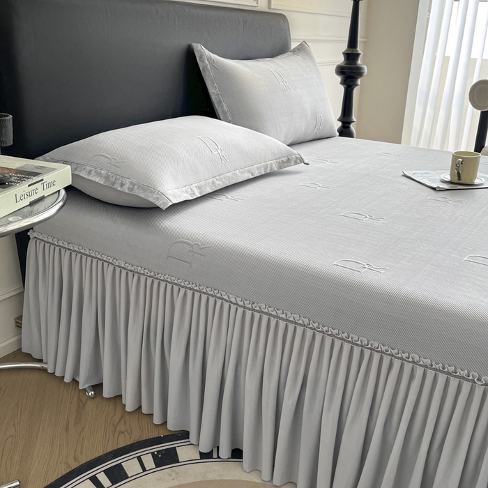 91家纺网 家纺一手货源 找家纺 鑫琪莱  2025新款5D立体雕花凉感豆豆冰丝床裙三件套 床裙D款-灰