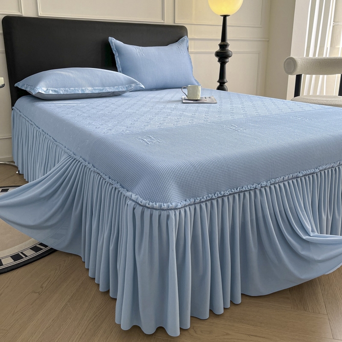 91家纺网 家纺一手货源 找家纺 鑫琪莱  2025新款5D立体雕花凉感豆豆冰丝床裙三件套 床裙H款-蓝