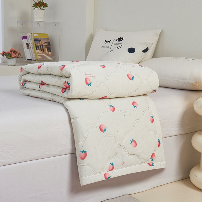 91家纺网 家纺一手货源 找家纺 被多多被业 2025新款凉感丝印花夏被夏凉被空调被 小草莓