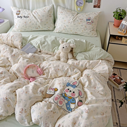 91家纺网 家纺一手货源 找家纺 云锦家居 2025春夏新款13370纯棉印花+毛巾绣呆萌系列四件套 春日奇迹