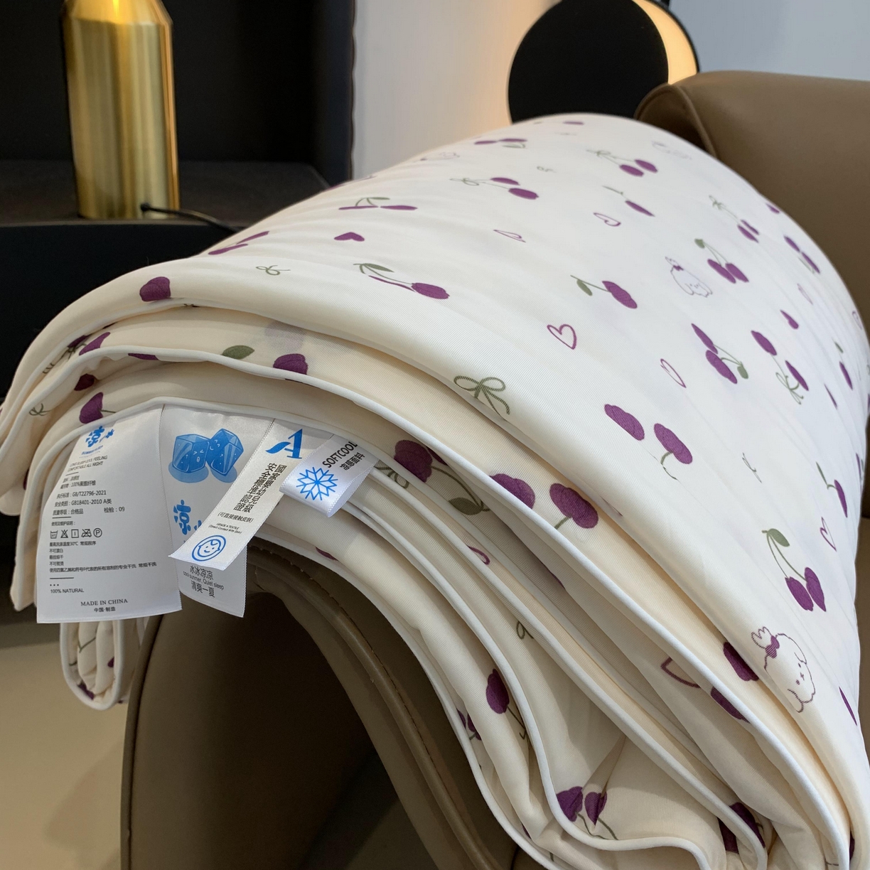 91家纺网 家纺一手货源 找家纺 2025新款小冰皮夏凉被锦纶氨纶面料空调夏被凉感丝单夏被空调被 车厘子