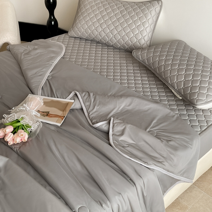 91家纺网 家纺一手货源 找家纺 苏拉家居 2025新款加厚0.5纯色凉感丝乳胶凉席夏被四件套 方格-深灰