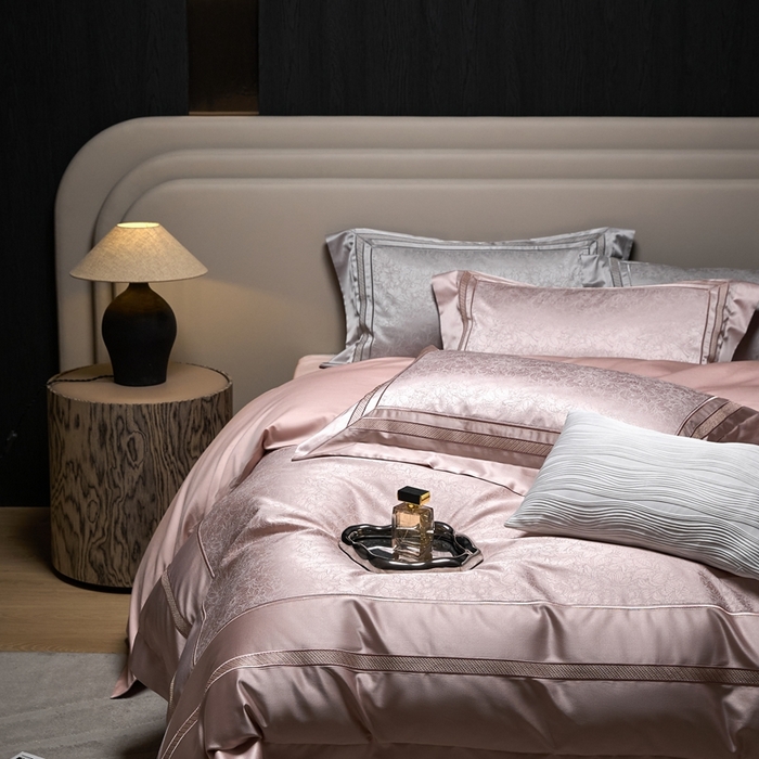 91家纺网 家纺一手货源 找家纺 榻尚家居 2025新款高精密贡缎色织大提花四件套 夜曲 粉