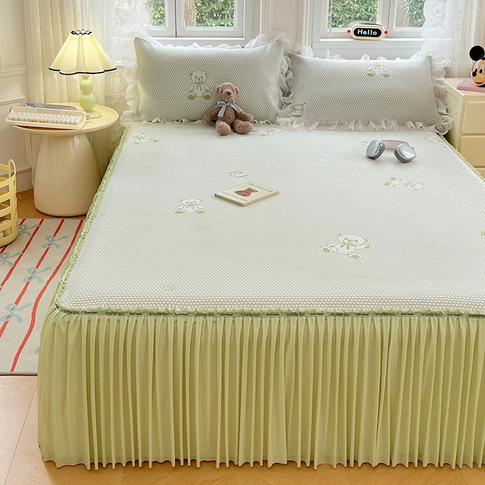 91家纺网 家纺一手货源 找家纺 梦舒羽 2025春夏新款冰豆豆凉席席子-床裙款 凉豆豆-小熊绿