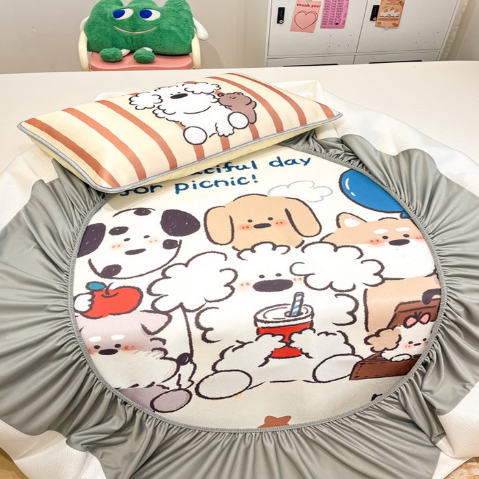 91家纺网 家纺一手货源 找家纺 暮思家居 2025新款正版miiiiichan可爱卡通大版数码印花A类1200D冰丝凉席三件套平铺床笠 心愿小狗