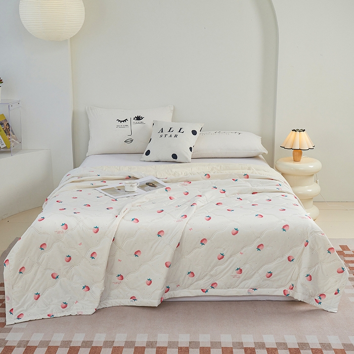 91家纺网 家纺一手货源 找家纺 被多多被业 2025新款凉感丝印花夏被夏凉被空调被 小草莓