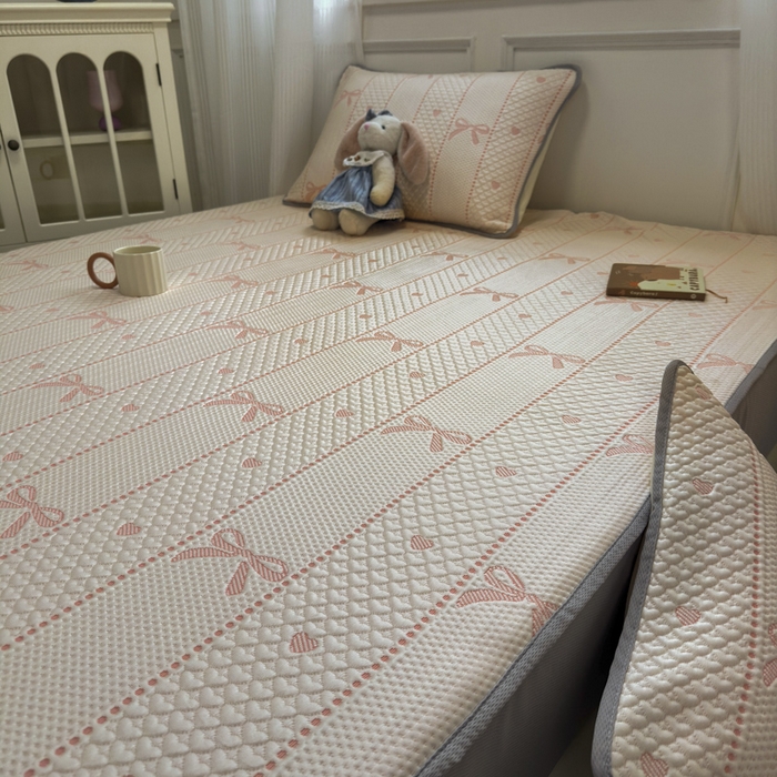 91家纺网 家纺一手货源 找家纺 金爱家 2025新款430克中分子豆豆席凉席席子 豆豆席-蝴蝶结粉