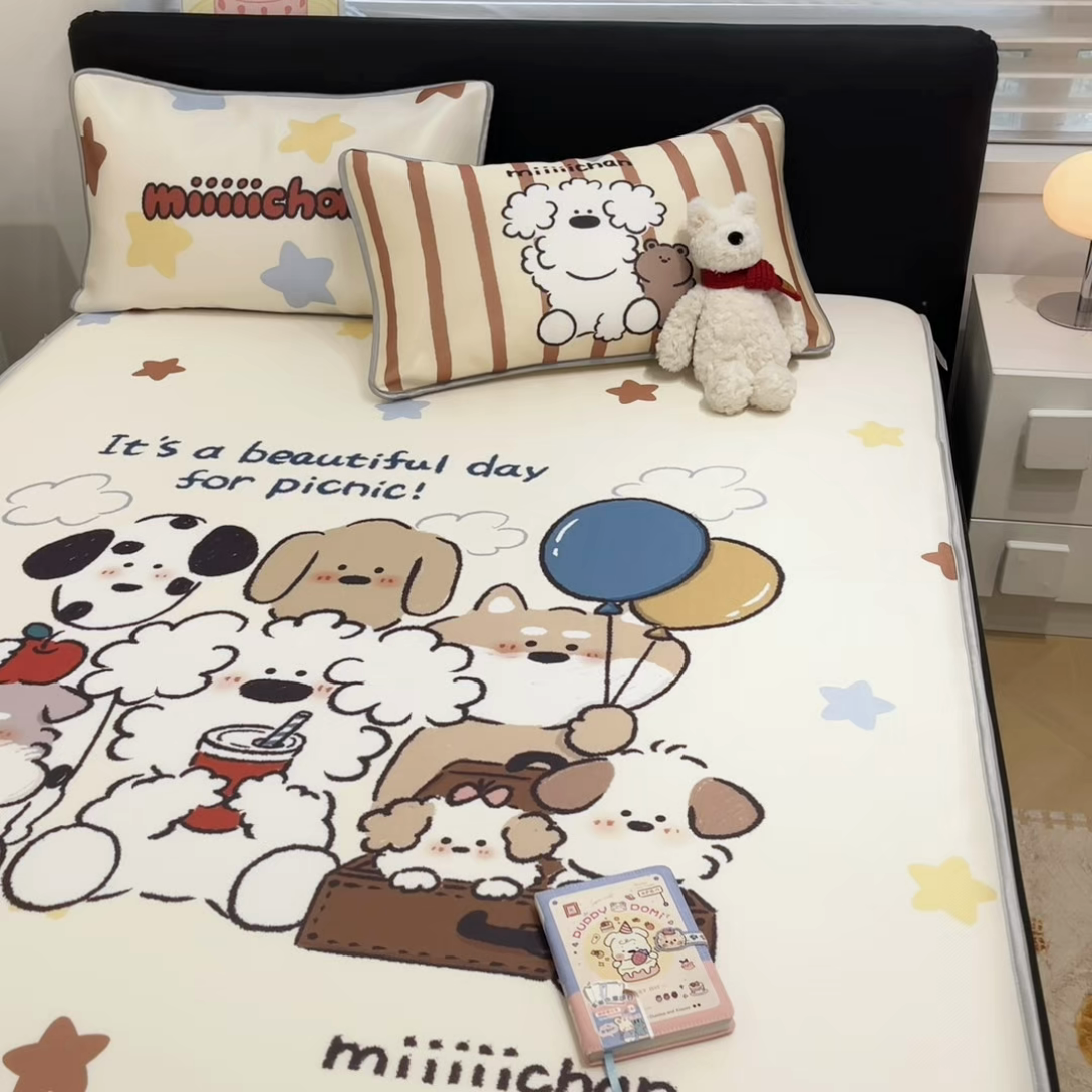 91家纺网 家纺一手货源 找家纺 暮思家居 2025新款正版miiiiichan可爱卡通大版数码印花A类1200D冰丝凉席三件套平铺床笠 心愿小狗