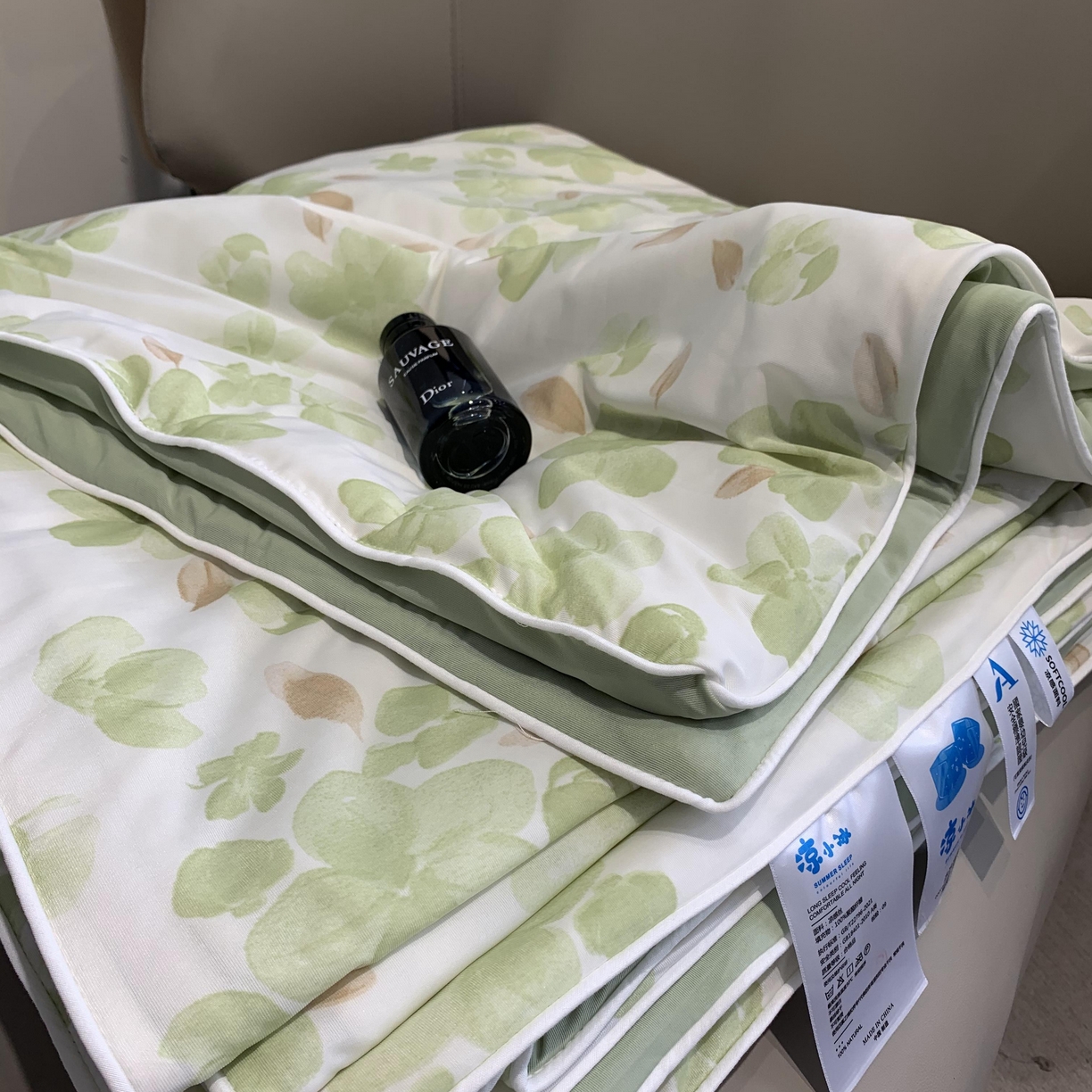 91家纺网 家纺一手货源 找家纺 2025新款小冰皮夏凉被锦纶氨纶面料空调夏被凉感丝单夏被空调被 清凉一夏绿