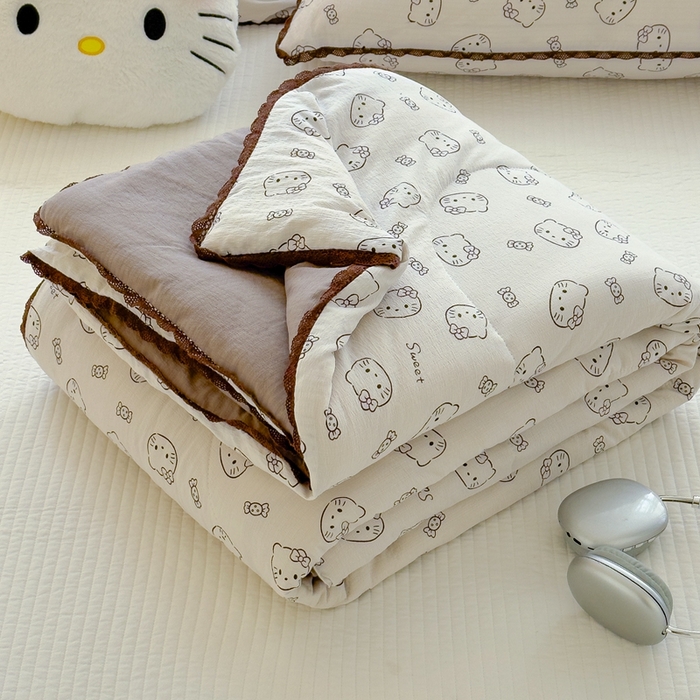 91家纺网 家纺一手货源 找家纺 贝扬思 2025新款云感双层纱抗菌花边夏被 灰云猫猫