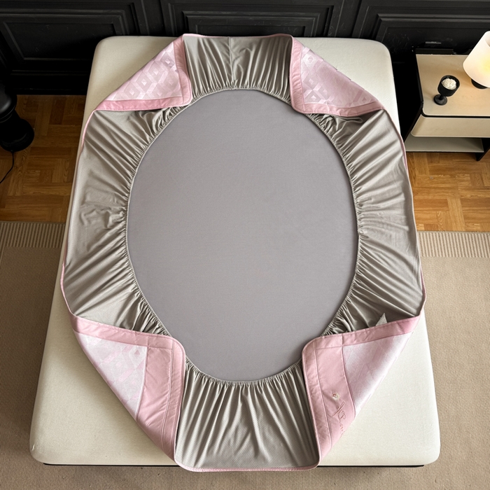 91家纺网 家纺一手货源 找家纺 鑫琪莱家纺 2025新款冰柔凉感丝凉席席子三件套 摩登立方-粉-床笠款