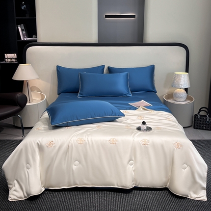 91家纺网 家纺一手货源 找家纺 鑫顺欣 2025新款水洗冰丝刺绣麻绳系列凉感夏被四件套夏凉被 字母香奈儿-奶白蓝