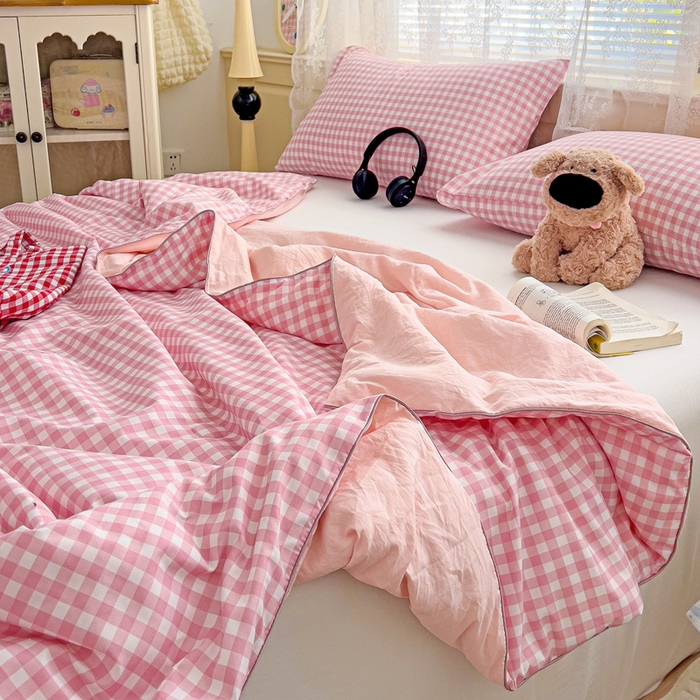 91家纺网 家纺一手货源 找家纺 2025春夏新款嵌绳款云柔水洗棉单夏被夏凉被空调被 嵌绳夏被-小格浅粉