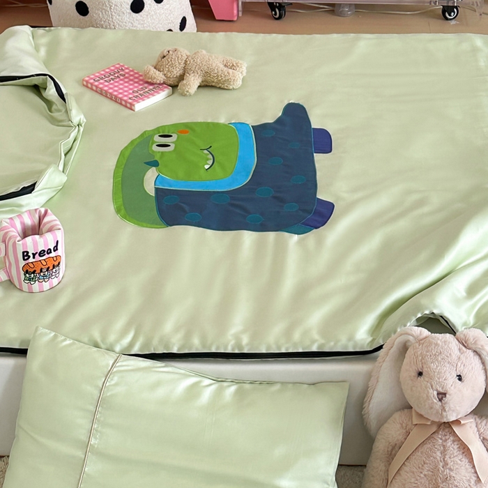 91家纺网 家纺一手货源 找家纺 喜多兔儿童家纺 2025新款60S兰精天丝睡袋防踢被 绿色萌萌恐龙