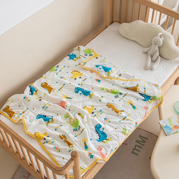 91家纺网 家纺一手货源 找家纺 嗨生活2025年儿童夏被 幼儿园夏被 凉感丝夏被 漫画恐龙