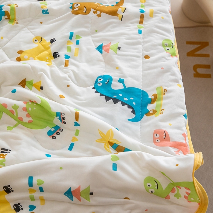 91家纺网 家纺一手货源 找家纺 嗨生活2025年儿童夏被 幼儿园夏被 凉感丝夏被 漫画恐龙