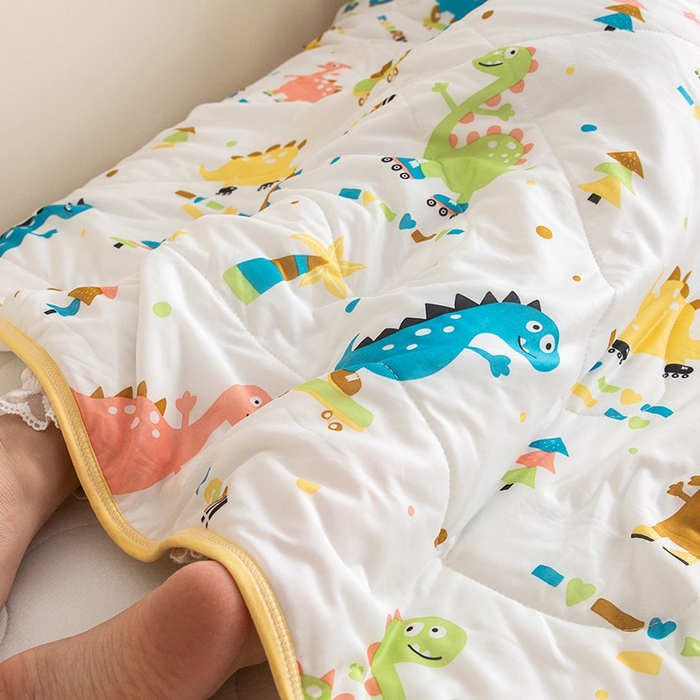 91家纺网 家纺一手货源 找家纺 嗨生活2025年儿童夏被 幼儿园夏被 凉感丝夏被 漫画恐龙
