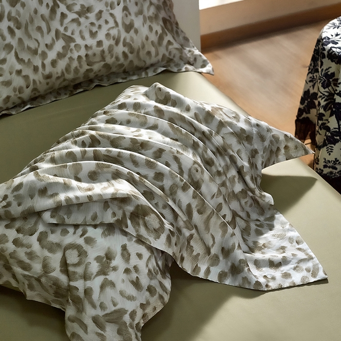 91家纺网 家纺一手货源 找家纺 未来家居 2025春夏新款100支莱赛尔天丝贡缎纯色印花系列高端礼盒四件套 豹影-绿