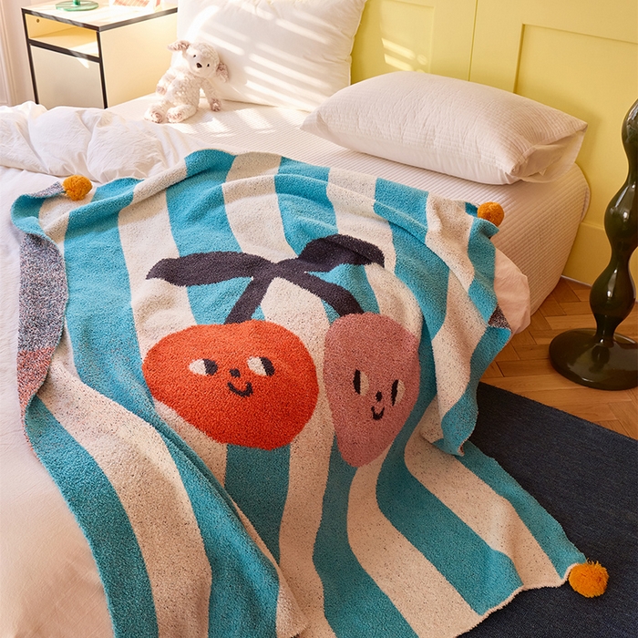 91家纺网 家纺一手货源 找家纺 （总）暖绵绵家纺 2025新款俏皮樱桃遇上条纹半边绒针织盖毯-慕樱