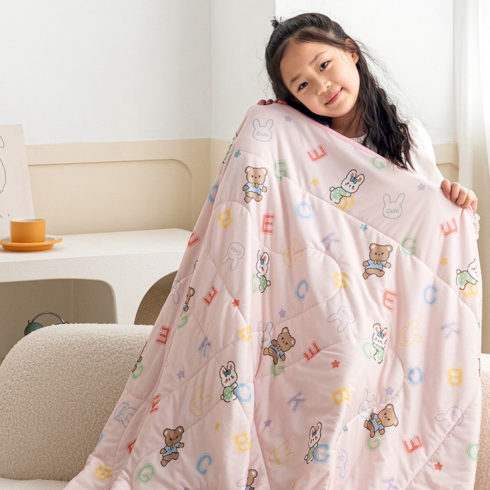 91家纺网 家纺一手货源 找家纺 嗨生活2025年儿童夏被 幼儿园夏被 凉感丝夏被 字母熊