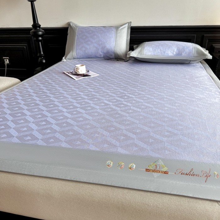 91家纺网 家纺一手货源 找家纺 鑫琪莱家纺 2025新款冰柔凉感丝凉席席子三件套 摩登立方-蓝-床席款