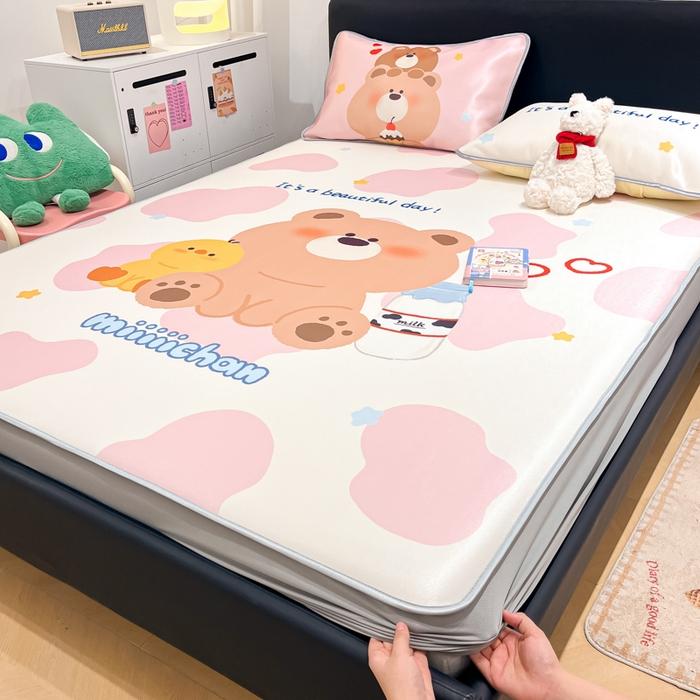 91家纺网 家纺一手货源 找家纺 暮思家居 2025新款正版miiiiichan可爱卡通大版数码印花A类1200D冰丝凉席三件套平铺床笠 牛奶小熊