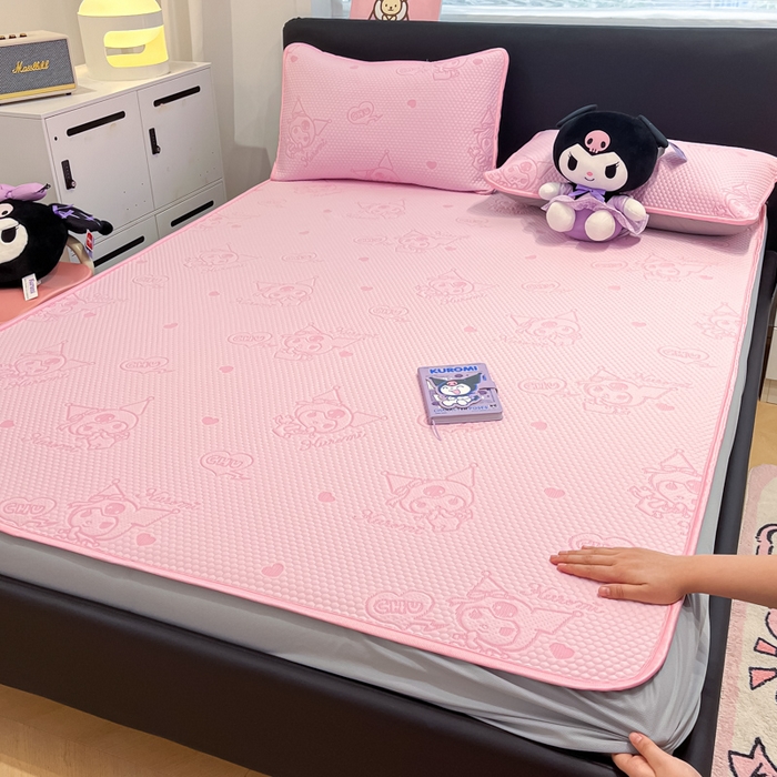 91家纺网 家纺一手货源 找家纺 八零年代 2025新款三丽鸥正版授权A类提花冰豆豆凉席平铺款床笠款系列 冰豆豆-库洛米-粉