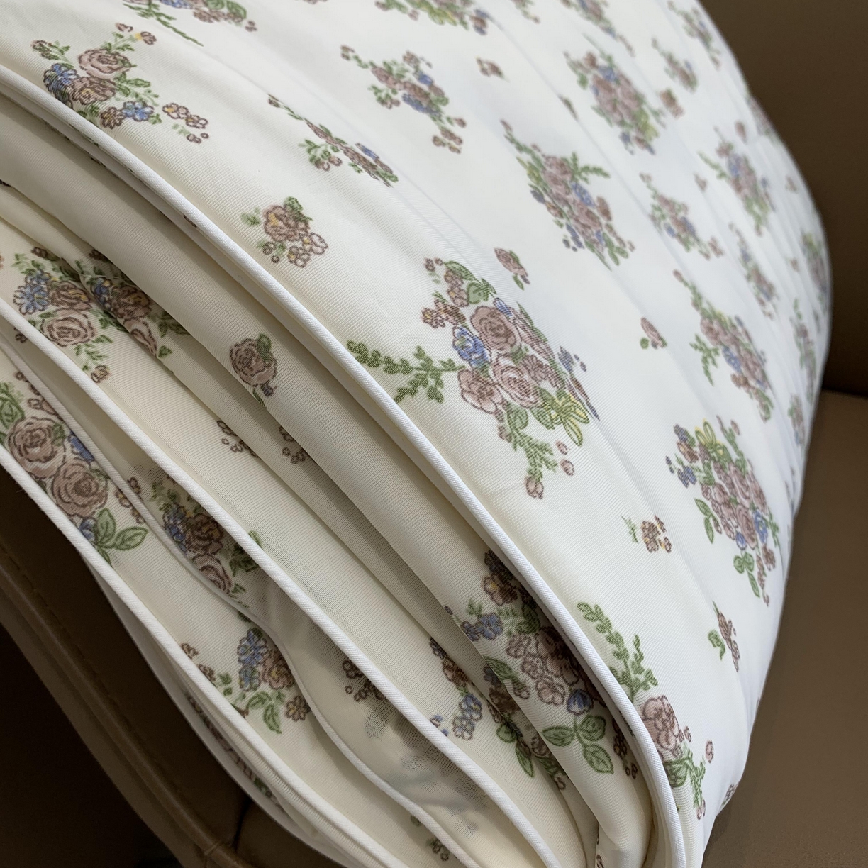 91家纺网 家纺一手货源 找家纺 2025新款小冰皮夏凉被锦纶氨纶面料空调夏被凉感丝单夏被空调被 碎花情怀