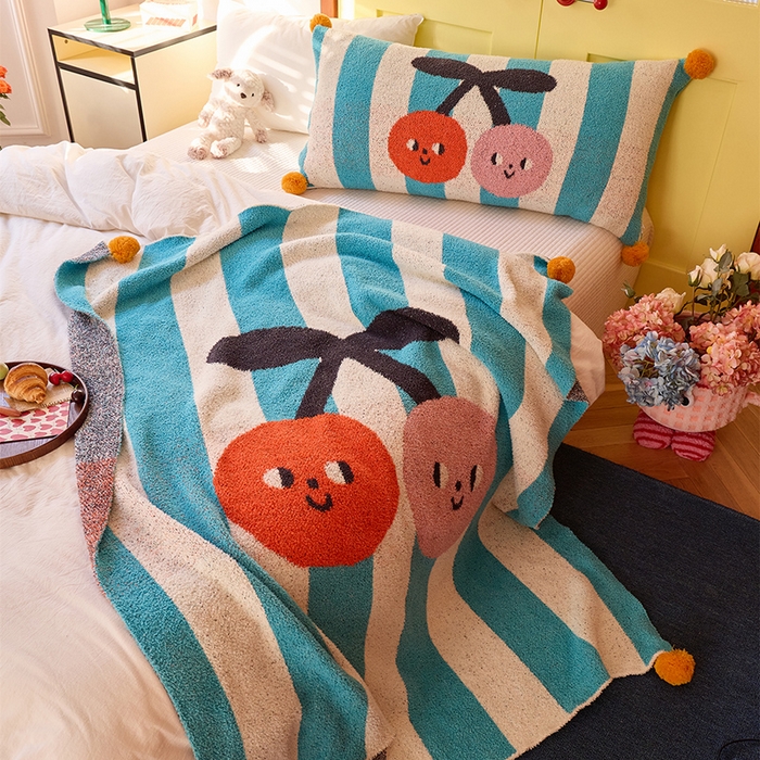 91家纺网 家纺一手货源 找家纺 （总）暖绵绵家纺 2025新款俏皮樱桃遇上条纹半边绒针织盖毯-慕樱