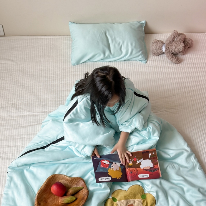 91家纺网 家纺一手货源 找家纺 喜多兔儿童家纺 2025新款萌宝系列40S纯棉夏季睡袋防踢被 湖蓝色小狮子芯芯