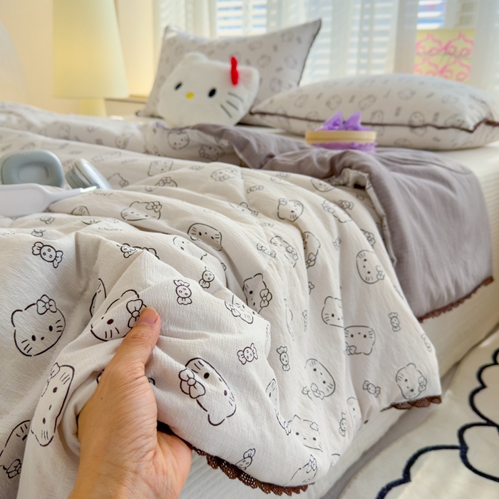 91家纺网 家纺一手货源 找家纺 贝扬思 2025新款云感双层纱抗菌花边夏被 灰云猫猫