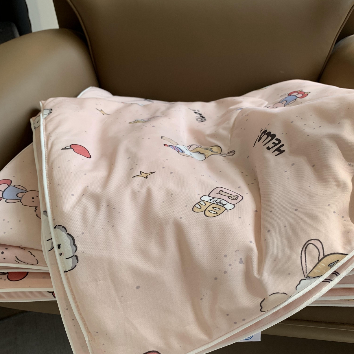 91家纺网 家纺一手货源 找家纺 2025新款小冰皮夏凉被锦纶氨纶面料空调夏被凉感丝单夏被空调被 小兔粉