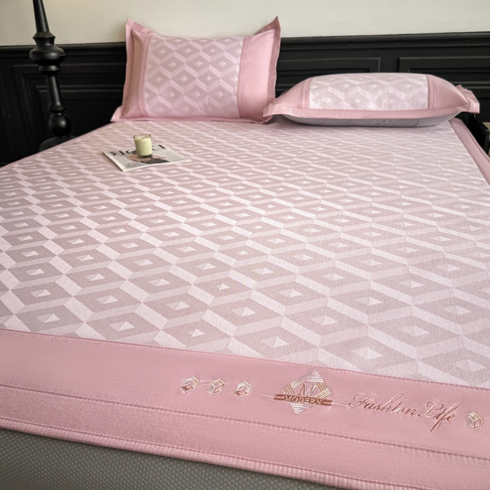 91家纺网 家纺一手货源 找家纺 鑫琪莱家纺 2025新款冰柔凉感丝凉席席子三件套 摩登立方-粉-床笠款