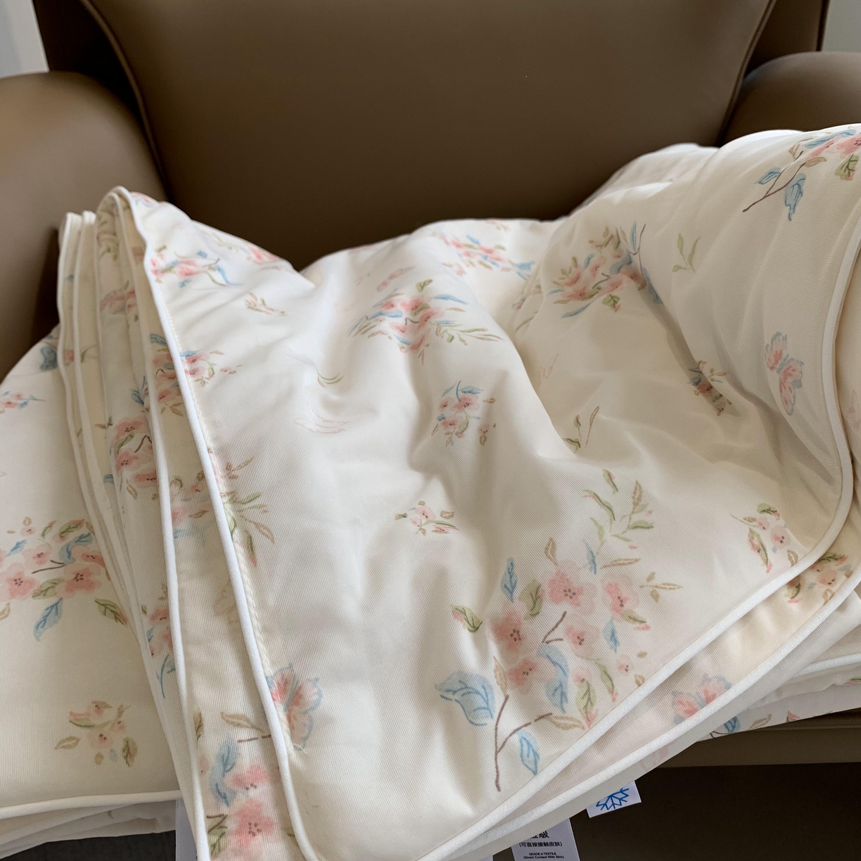 91家纺网 家纺一手货源 找家纺 2025新款小冰皮夏凉被锦纶氨纶面料空调夏被凉感丝单夏被空调被 桃花朵朵