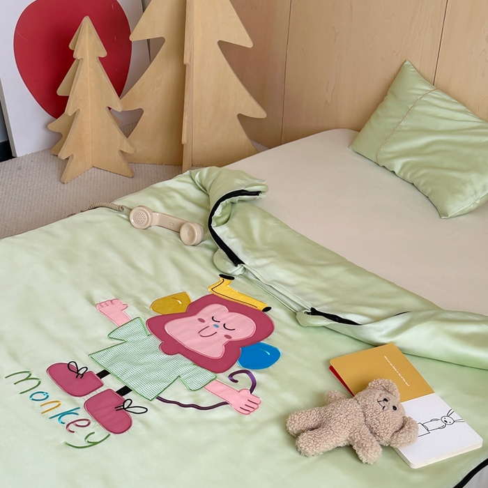 91家纺网 家纺一手货源 找家纺 喜多兔儿童家纺 2025新款60S兰精天丝睡袋防踢被 绿色微笑小猴