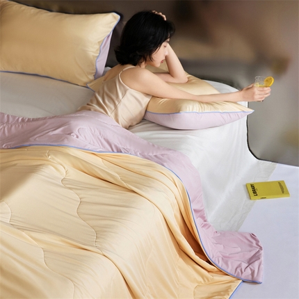91家纺网 家纺一手货源 找家纺 头等舱  2025新款锦氨（165克）水光亮面锦A类55莱赛尔植物大豆7A抗菌夏凉被夏被（模特图） 暖黄＋水粉色