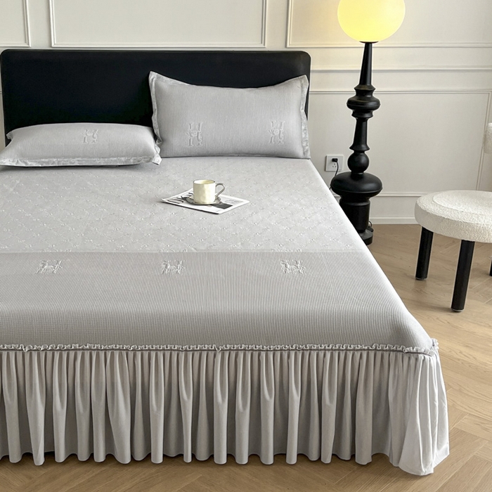 91家纺网 家纺一手货源 找家纺 鑫琪莱  2025新款5D立体雕花凉感豆豆冰丝床裙三件套 床裙H款-灰