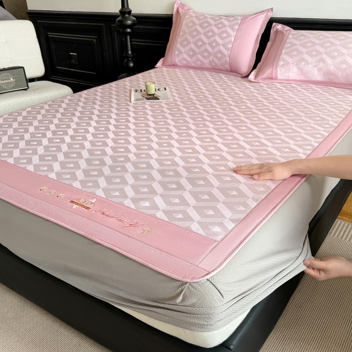 91家纺网 家纺一手货源 找家纺 鑫琪莱家纺 2025新款冰柔凉感丝凉席席子三件套 摩登立方-粉-床笠款