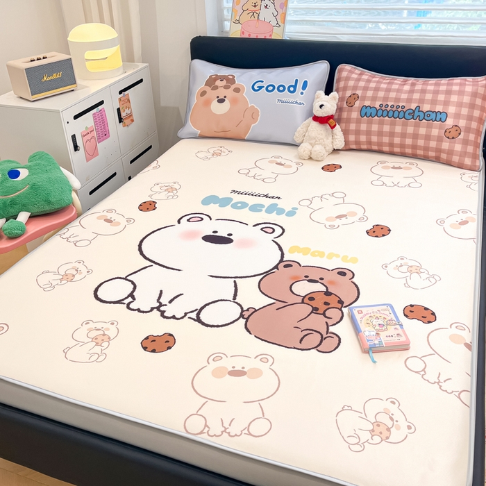 91家纺网 家纺一手货源 找家纺 暮思家居 2025新款正版miiiiichan可爱卡通大版数码印花A类1200D冰丝凉席三件套平铺床笠 贪吃熊